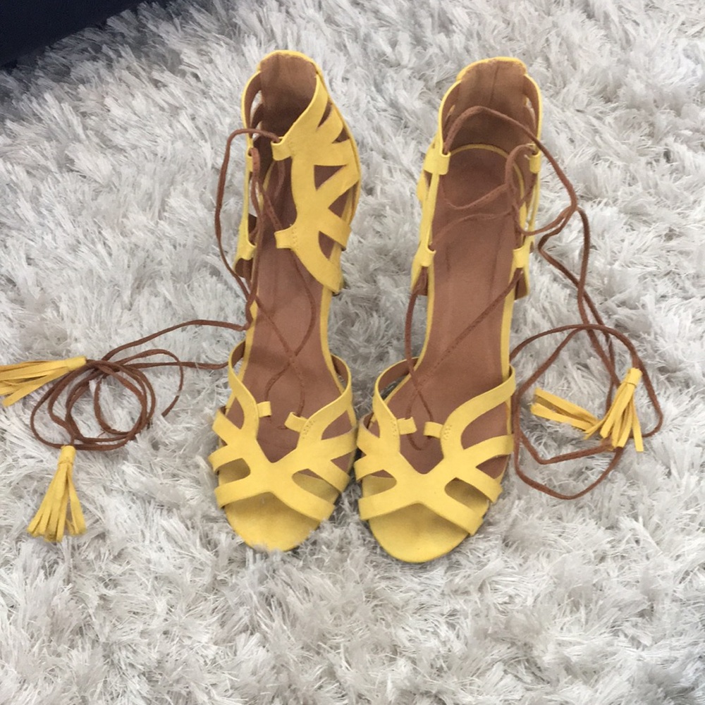 🚨 SOLD🚨Lace-Up Yellow Suede Pumps With Tassels